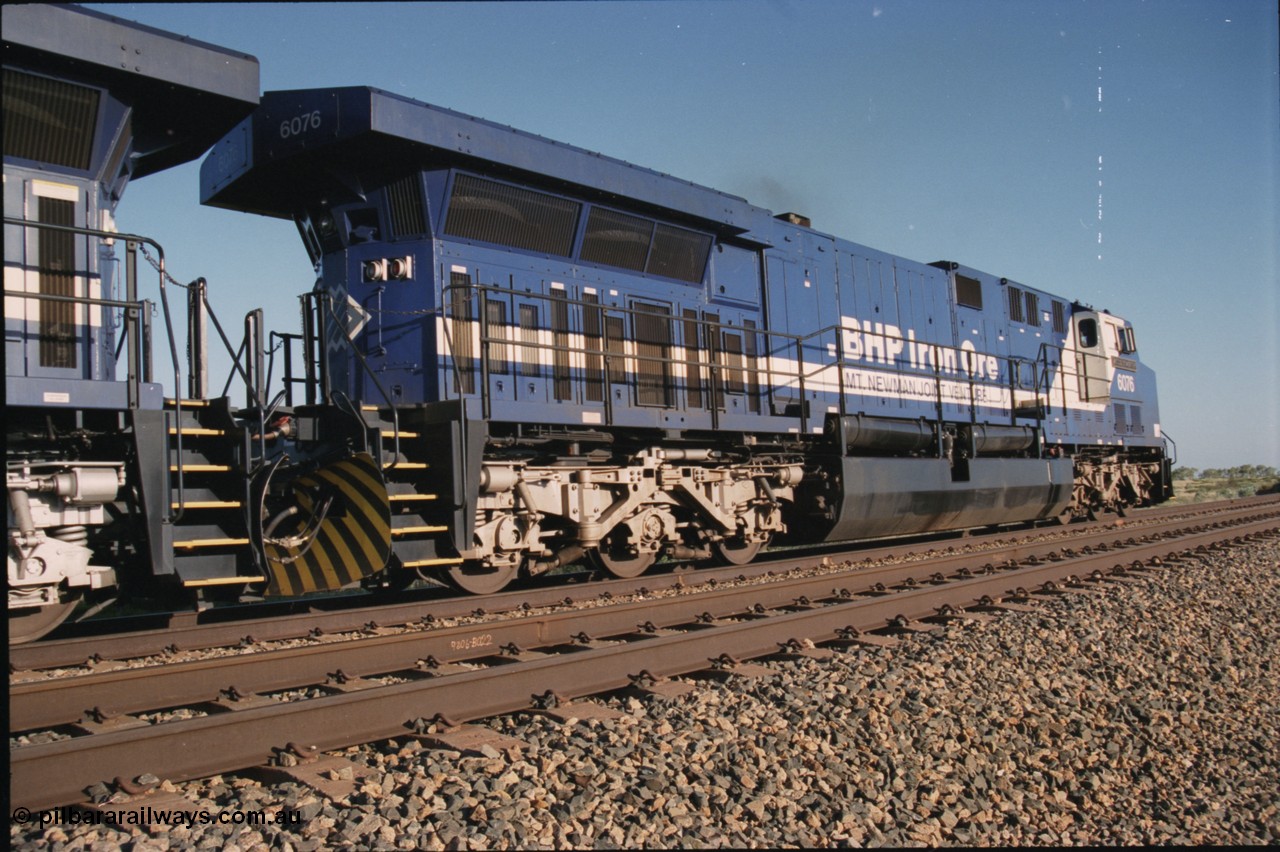 224-07
Bing siding, 6076 'Mt Goldsworthy' serial 51068 a General Electric AC6000 built by GE at Erie awaits the road to depart south. [url=https://goo.gl/maps/KQrczNpVhAH2]GeoData[/url].
Keywords: 6076;GE;AC6000;51068;