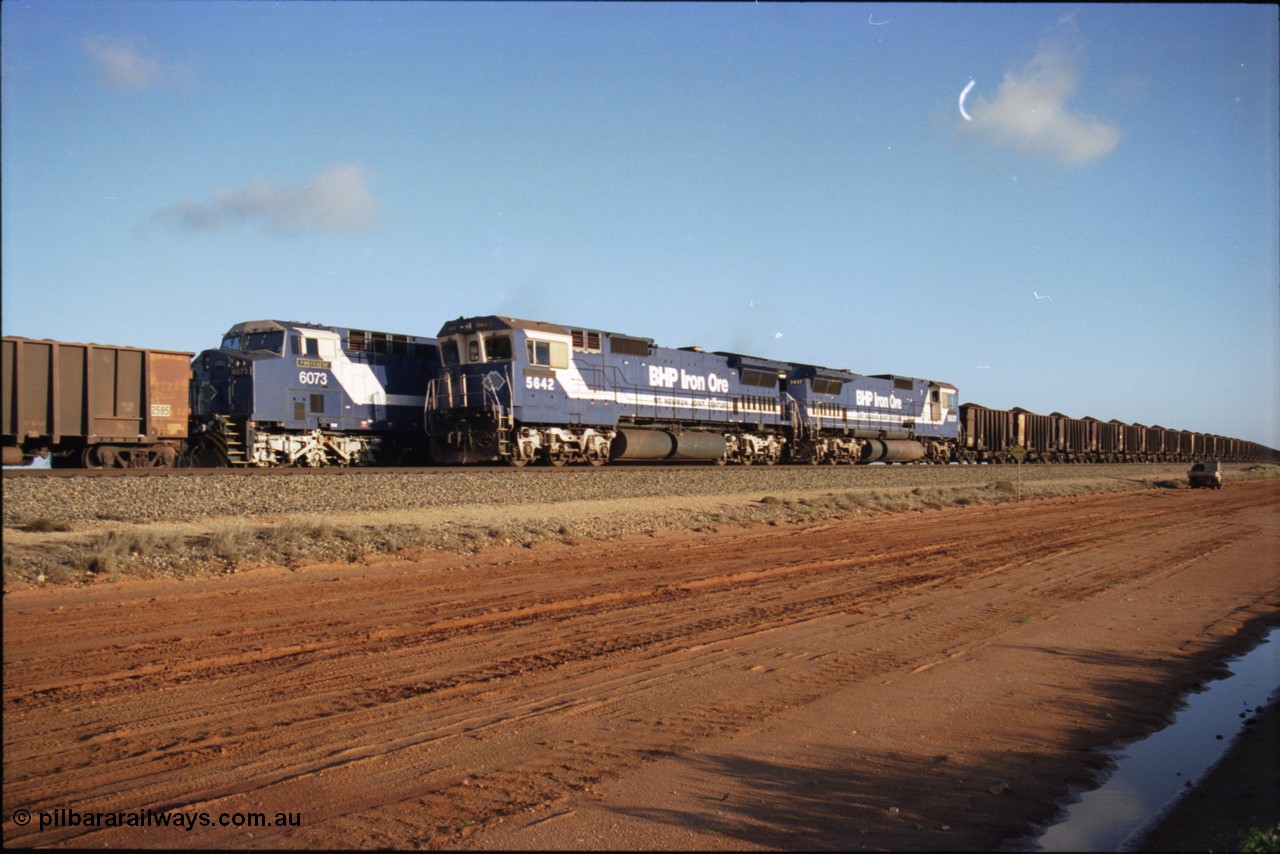 224-25
Bing siding, the afternoon empty to Yandi waits in the loop as a loaded behind two Goninan rebuilt CM40-8M GE units rolls through on the mainline, 5642 'Wallareenya' serial 8281-07 / 92-131 leads sister unit 5637. [url=https://goo.gl/maps/KQrczNpVhAH2]GeoData[/url].
Keywords: 5642;Goninan;GE;CM40-8M;8281-07/92-131;rebuild;AE-Goodwin;ALCo;C636;5467;G6041-3;