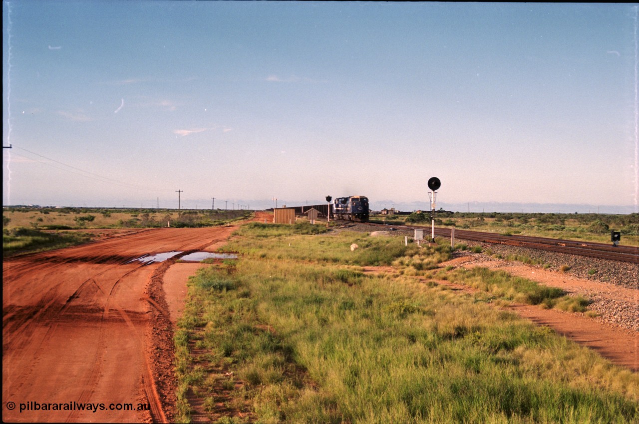 225-04
Bing siding, the afternoon empty train to Yandi was a double AC6000, 112 waggons, AC6000 and 112 waggons for a long time, here's one on approach behind General Electric AC6000 6074 serial 51066 built by GE at Erie. Flashbutt yard is to the right. [url=https://goo.gl/maps/r3bVfZz8aJS2]GeoData[/url].
Keywords: 6074;GE;AC6000;51066;