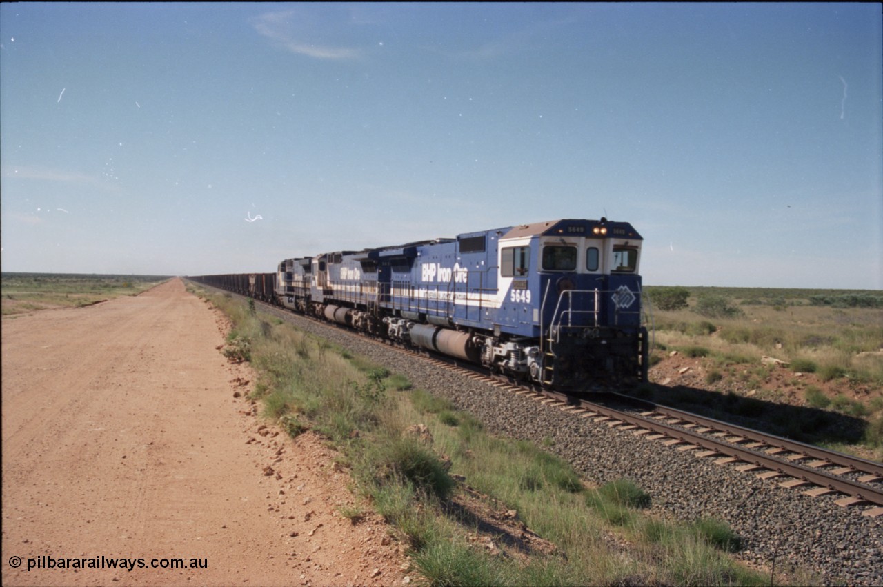 227-23
30 km area on the Newman mainline, east of the original Quarry 1, an empty train powers along the gentle .17% rising grade behind Goninan CM40-8M GE rebuilds 5649 'Pohang' serial 8412-07/93-140 and 5651 with third unit an General Electric AC6000. [url=https://goo.gl/maps/BY7Zz4F5t822]GeoData[/url].
Keywords: 5649;Goninan;GE;CM40-8M;8412-07/93-140;rebuild;AE-Goodwin;ALCo;M636C;5473;G6047-5;