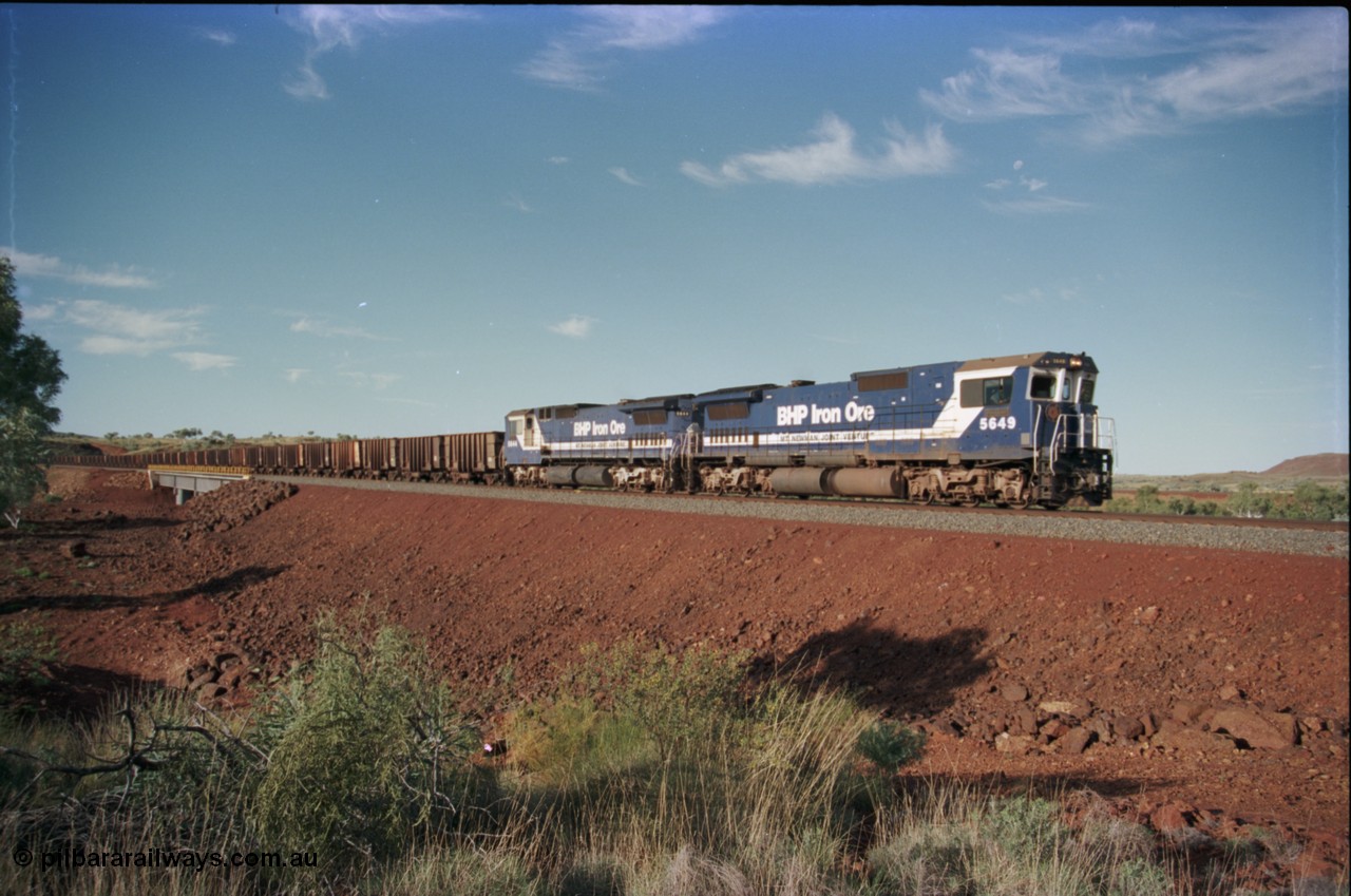228-20
Yandi Two branch, the afternoon empty train crosses the bridge at the YT307 km behind a standard pair of Goninan rebuilt GE CM40-8M model units 5649 'Pohang' serial 8412-07/93-140 and 5644 'Kangan' serial 8281-09/92-133. Geodata [url=https://goo.gl/maps/S1bX3ycGXqE2] -22.706976, 119.097651 [/url].
Keywords: 5649;Goninan;GE;CM40-8M;8412-07/93-140;rebuild;AE-Goodwin;ALCo;M636C;5473;G6047-5;