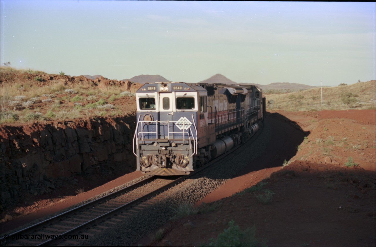 228-27
Yandi Two balloon loop, the afternoon empty train arrives at the load-out tunnel behind a standard pair of Goninan rebuilt GE CM40-8M model units 5649 'Pohang' serial 8412-07/93-140 and 5644 'Kangan' serial 8281-09/92-133. Geodata [url=https://goo.gl/maps/KbzBN9Bt4k52] -22.720824, 119.043410 [/url].
Keywords: 5649;Goninan;GE;CM40-8M;8412-07/93-140;rebuild;AE-Goodwin;ALCo;M636C;5473;G6047-5;