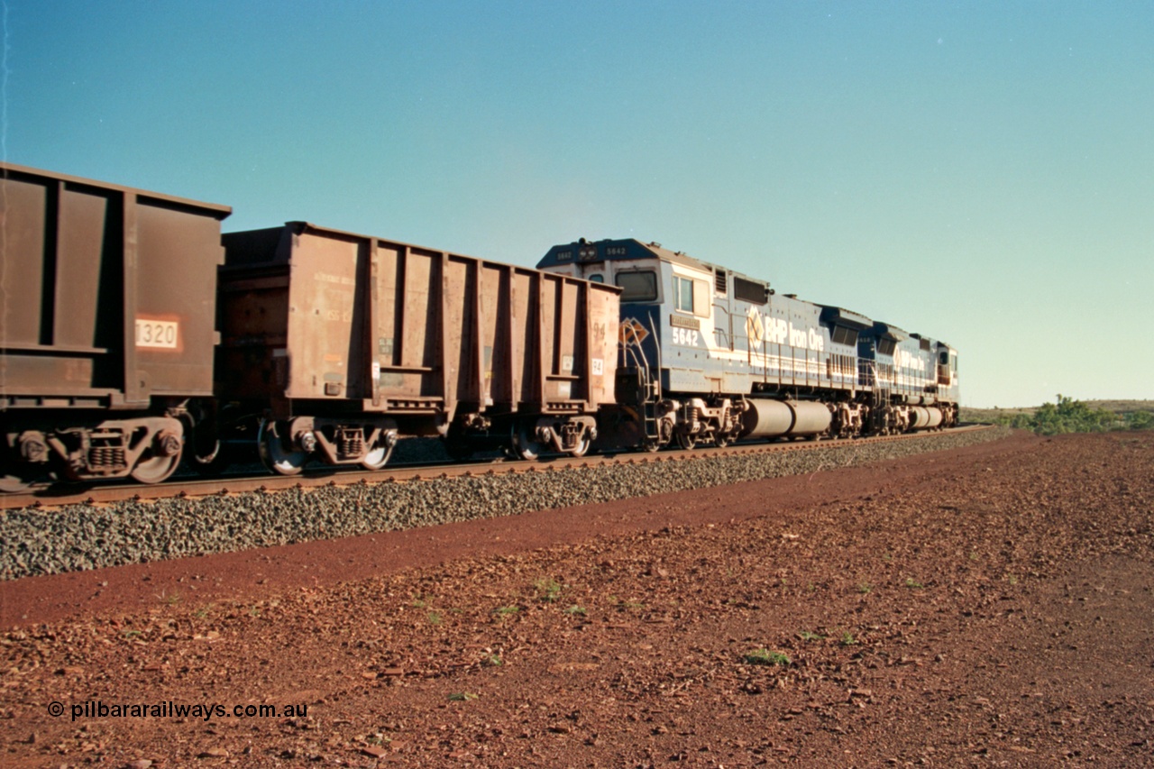 229-04
Yandi Two at the 311.5 km with an empty BHP train heading for the loadout behind a pair of Goninan rebuild CM40-8M GE units with second unit 5642 'Wallareenya' serial 8281-07 / 92-131 trailing sister unit 5650. [url=https://goo.gl/maps/DcycDGojcBt]GeoData[/url].
Keywords: 5642;Goninan;GE;CM40-8M;8281-07/92-131;rebuild;AE-Goodwin;ALCo;C636;5467;G6041-3;