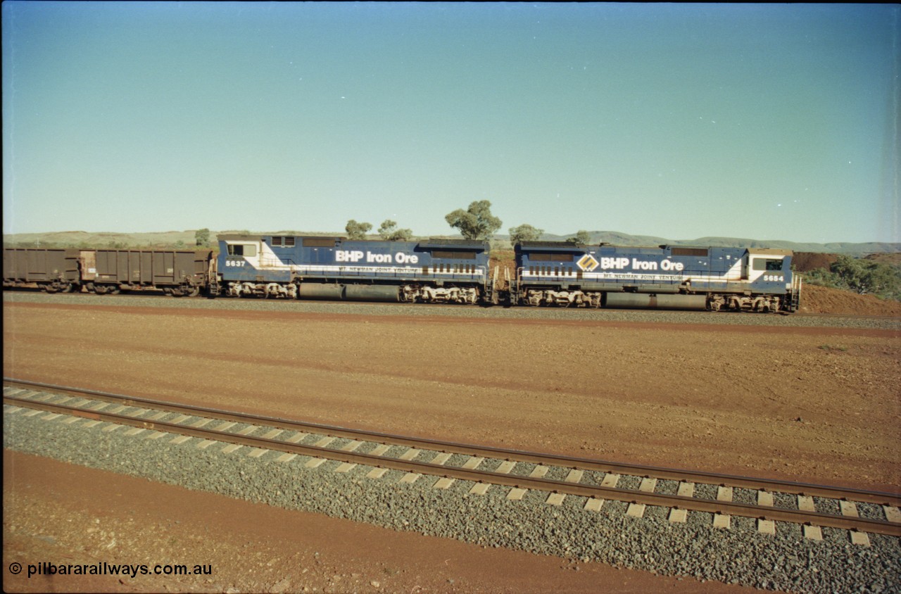 230-09
Yandi Two balloon loop, empty car side, side view of two Goninan GE CM40-8M rebuilds from different ALCo builders. 5654 'Kashima' serial 8412-11/93-145 is from Comeng ALCo M636 unit 5493 while 5637 'De Grey' serial 8181-01/92-123 is from an AE Goodwin ALCo C636 unit 5456. Geodata [url=https://goo.gl/maps/DcycDGojcBt] -22.713725, 119.055762 [/url].
Keywords: 5654;Goninan;GE;CM40-8M;8412-11/93-145;rebuild;Comeng-NSW;ALCo;M636C;5493;C6084-9;