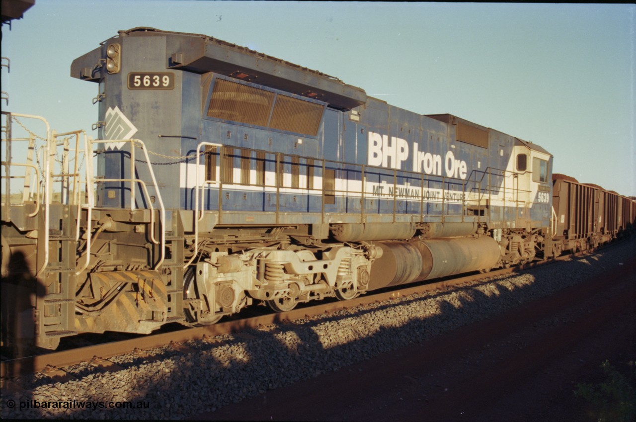 230-37
Yandi Two balloon loop, 3/4 view from no. 2 end of Goninan rebuilt GE CM40-8M model 5639 'Corunna Downs' serial 8281-03/92-128 from AE Goodwin built ALCo C636 5459. Shows the silver BHP Australia logo, the logo on the hood has been painted out. Geodata [url=https://goo.gl/maps/h68ia1caJvL2] -22.718338, 119.039909 [/url].
Keywords: 5639;Goninan;GE;CM40-8M;8281-03/92-128;rebuild;AE-Goodwin;ALCo;C636;5459;G6027-3;