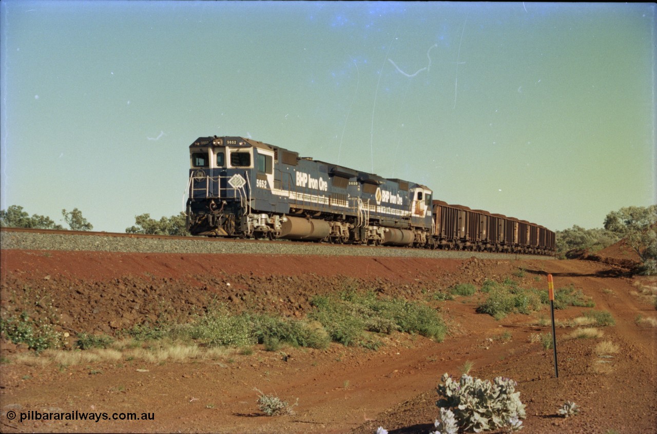 231-00
Yandi Two balloon loop, BHP Iron Ore 5652 'Villanueva' serial 8412-09 / 93-143 an Goninan WA rebuild CM40-8M GE unit loads a train at 1.2 km/h with second unit 5650. [url=https://goo.gl/maps/3vQHZqBXNa32]GeoData[/url].
Keywords: 5652;Goninan;GE;CM40-8M;8412-09/93-143;rebuild;AE-Goodwin;ALCo;M636C;5482;G6061-3;