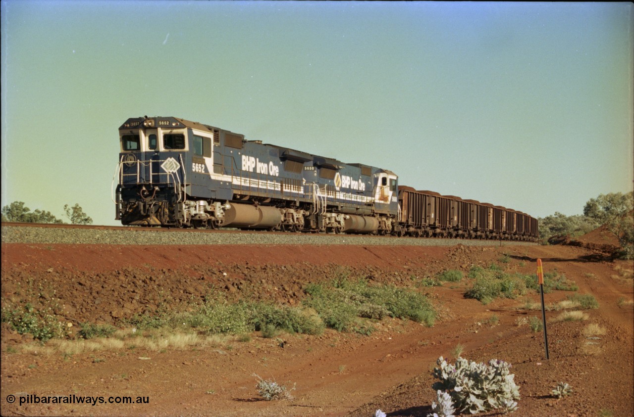 231-01
Yandi Two balloon loop, BHP Iron Ore 5652 'Villanueva' serial 8412-09 / 93-143 an Goninan WA rebuild CM40-8M GE unit loads a train at 1.2 km/h with second unit 5650. [url=https://goo.gl/maps/3vQHZqBXNa32]GeoData[/url].
Keywords: 5652;Goninan;GE;CM40-8M;8412-09/93-143;rebuild;AE-Goodwin;ALCo;M636C;5482;G6061-3;