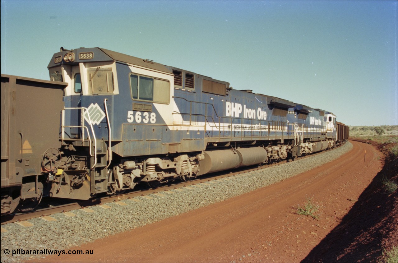 231-37
Yandi Two balloon loop, BHP Iron Ore 5638 'Mallina' serial 8281-02 / 92-127 a Goninan WA rebuild CM40-8M GE unit is the lead remote mid-train unit as it loads a train at 1.2 km/h with second unit 5656, not the difference in the fuel tanks, 38 is rebuilt from an AE Goodwin NSW built C636 ALCo while 56 is rebuilt from a Comeng NSW built M636 ALCo. [url=https://goo.gl/maps/N6VUeKeBS682]GeoData[/url].
Keywords: 5638;Goninan;GE;CM40-8M;8281-02/92-127;rebuild;AE-Goodwin;ALCo;C636;5464;G6035-5;