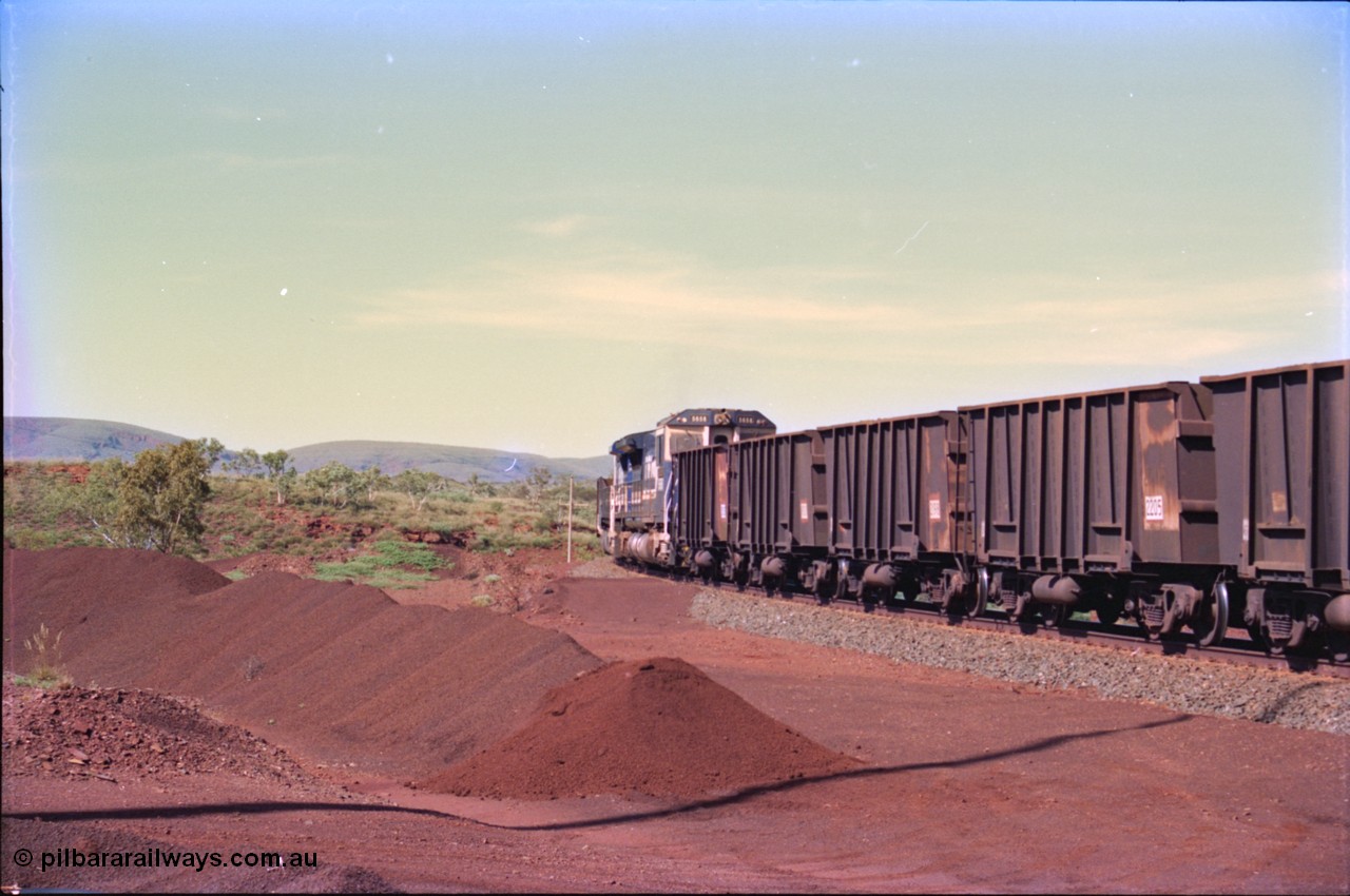 232-22
Yandi One balloon loop, as a train is being loaded the mid-train remotes approach, waggons are standard Comeng WA builds. 18th of February 1997. [url=https://goo.gl/maps/qrCg6FjBfS22]GeoData[/url].

