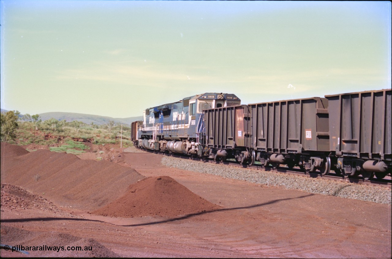 232-24
Yandi One balloon loop, as a train is being loaded the mid-train remotes approach, waggons are standard Comeng WA builds. 18th of February 1997. [url=https://goo.gl/maps/qrCg6FjBfS22]GeoData[/url].
