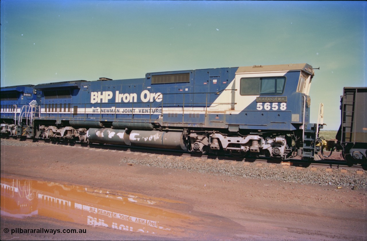 232-31
Yandi One balloon loop, as a train is being loaded the mid-train remotes approach, Goninan rebuild CM40-8M GE unit 5658 'Kakogawa' serial 8412-03 / 94-149 with the round tanks it is a rebuild from an AE Goodwin built M636 ALCo 5480. 18th of February 1997. [url=https://goo.gl/maps/qrCg6FjBfS22]GeoData[/url].
Keywords: 5658;Goninan;GE;CM40-8M;8412-03/94-149;rebuild;AE-Goodwin;ALCo;M636C;5480;G6061-1;