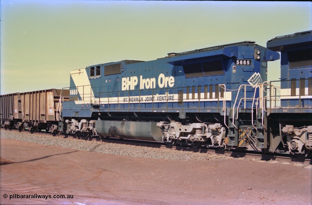 232-32
Yandi One balloon loop cab-less BHP Goninan GE rebuild CM40-8ML (L for LocoTrol) 5665 'Rotterdam' serial 8412-10 / 94-156 in the mid train consist about to enter the tunnel on the 18th of February 1997. This loco was built cab-less to control remote consists and here is in use as a slave, being controlled by a unit with a cab. [url=https://goo.gl/maps/qrCg6FjBfS22]GeoData[/url].
Keywords: 5665;Goninan;GE;CM40-8ML;8412-10/94-156;rebuild;Comeng-NSW;ALCo;M636C;5491;C6084-7;