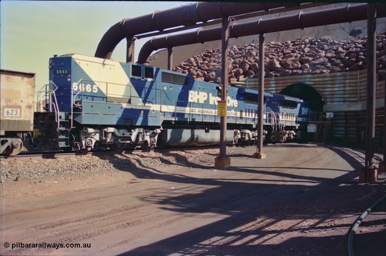 232-36
Yandi One balloon loop cab-less BHP Goninan GE rebuild CM40-8ML (L for LocoTrol) 5665 'Rotterdam' serial 8412-10 / 94-156 in the mid train consist about to enter the tunnel on the 18th of February 1997. This loco was built cab-less to control remote consists and here is in use as a slave, being controlled by a unit with a cab. [url=https://goo.gl/maps/qrCg6FjBfS22]GeoData[/url].
Keywords: 5665;Goninan;GE;CM40-8ML;8412-10/94-156;rebuild;Comeng-NSW;ALCo;M636C;5491;C6084-7;