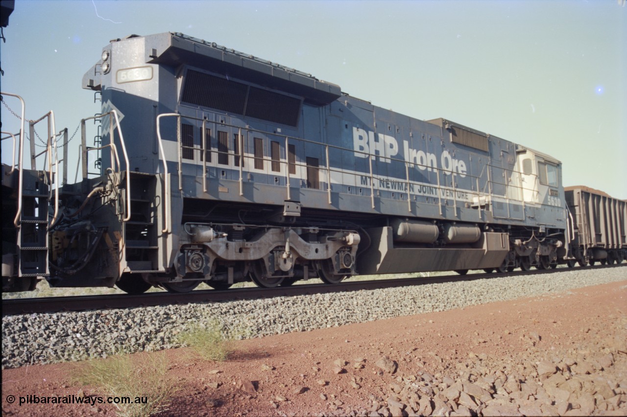 234-22
Yandi Two, BHP Iron Ore Goninan rebuild CM39-8 GE unit 5630 'Zeus' serial 5831-09 / 88-079 is second unit on the front of a 240 waggon loaded train, this configuration was trialled for a time with two Dash 8 locos, 120 waggons, Dash 8, 120 waggons and Dash 8. Rear three quarter view. Circa 1998.
Keywords: 5630;Goninan;GE;CM39-8;5831-09/88-079;