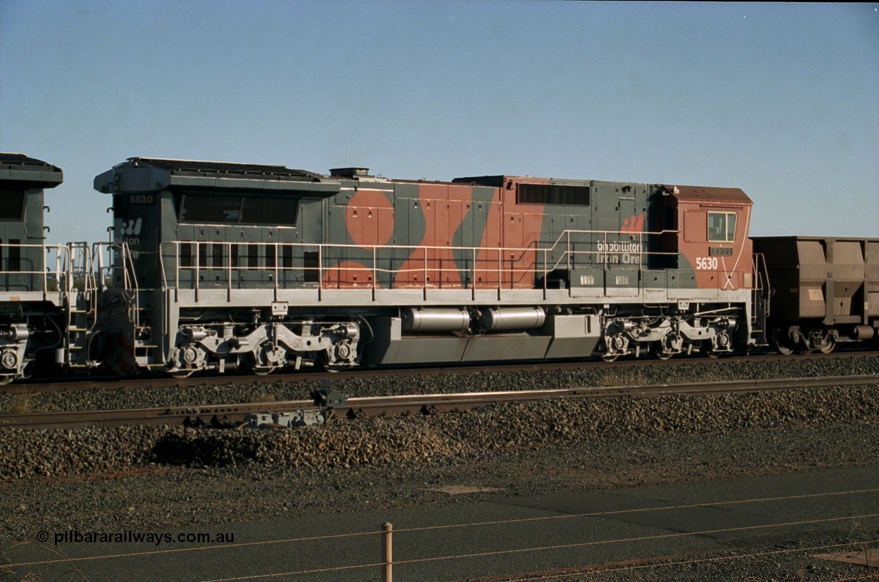 243-20
Nelson Point departure yard, BHP Billiton's CM39-8 unit 5630 'Zeus' serial 5831-09 / 88-079 and built new by Goninan in the new 'earth' or 'bubble' livery as it trails an empty train waiting departure time. August 2003.
Keywords: 5630;Goninan;GE;CM39-8;5831-09/88-079;