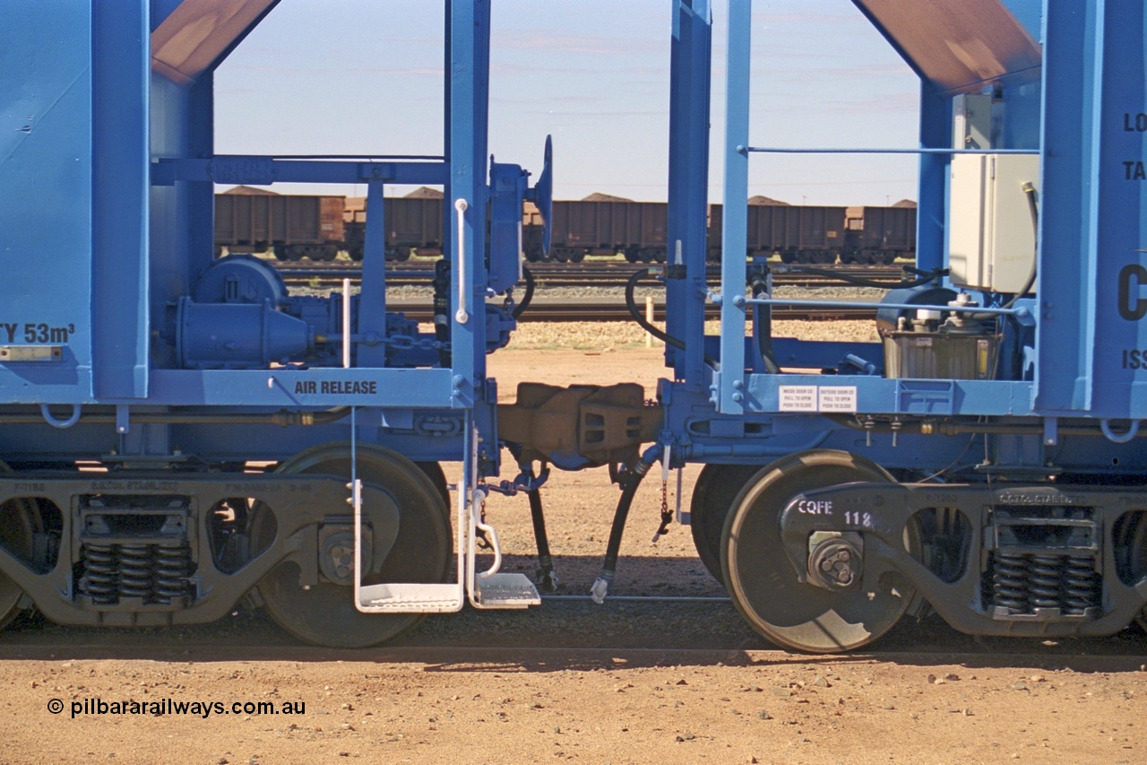 253-28
Nelson Point hard stand, CFCLA CHRY type ballast hopper waggons, coupling of CHRY 755 and CHRY 757.

