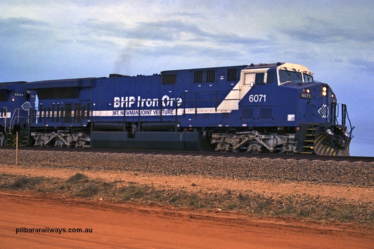 254-25
Bing Siding, an empty train departs behind 6071 an General Electric built AC6000 model with serial number 51063. The locomotive has not yet been named. September 2001.
Keywords: 6071;GE;AC6000;51063;