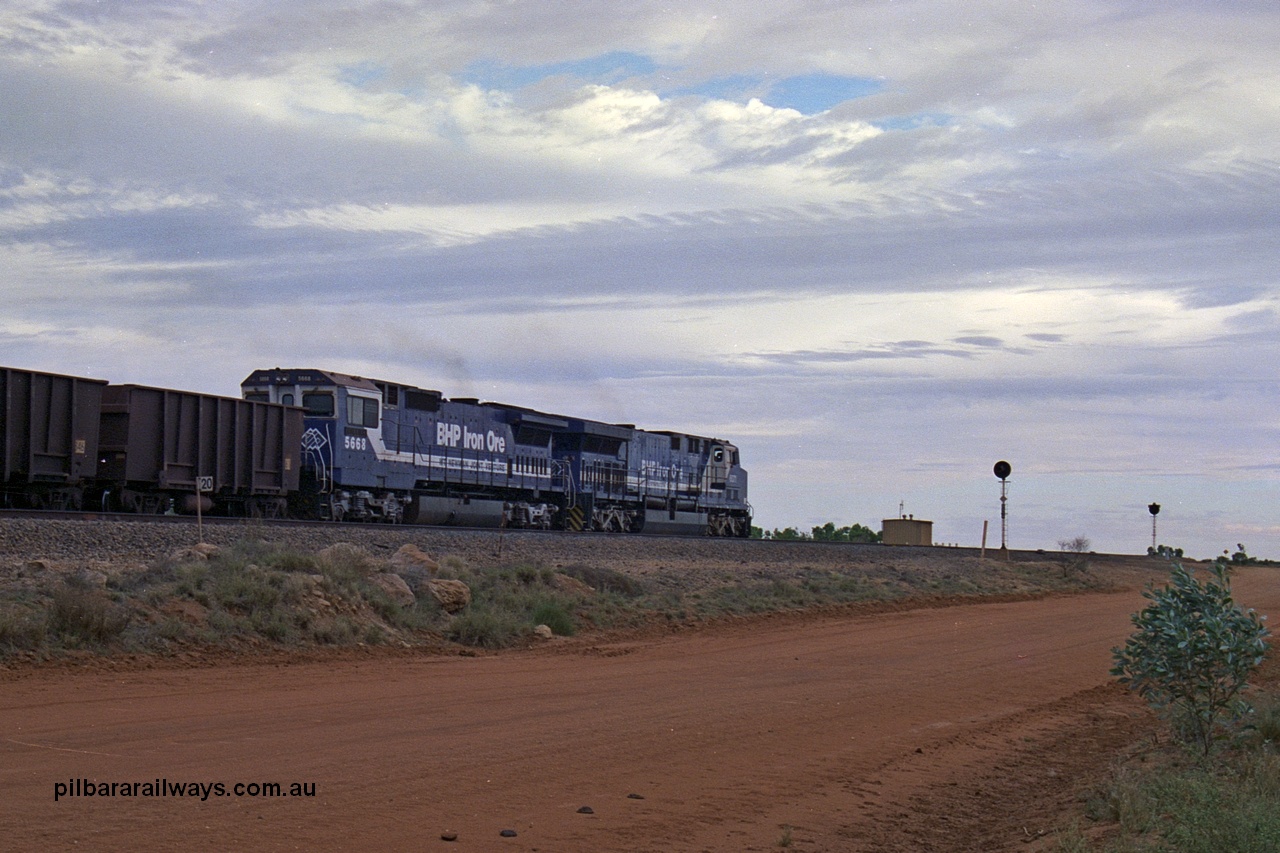 254-27
Bing Siding at the 20 km, an empty train departs south with Goninan rebuild unit 5668 'Dunkirk' an CM40-8MEFI model with serial number 8412-01 / 95-159, one of the last four rebuilds with an EFI 7FDL engine. It is trailing AC6000 unit 6071. September 2001.
Keywords: 5668;Goninan;GE;CM40-8MEFI;8412-01/95-159;rebuild;Comeng-NSW;ALCo;M636C;5489;C6084-05;