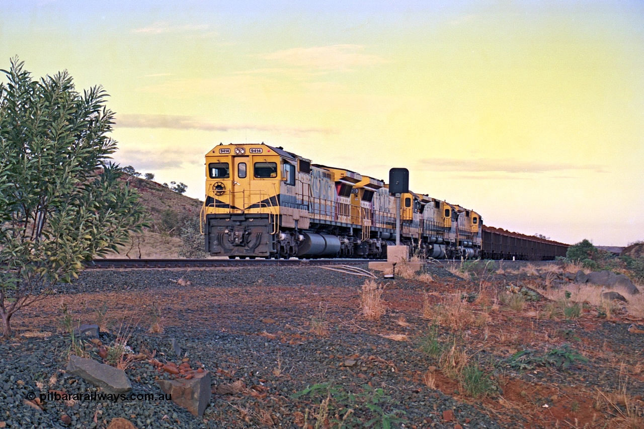 256-19
Maitland Siding, early morning loaded train waiting for a meet with an empty behind the quad CM40-8M working of 9414, 9420, 9410 and 9425. May 2002.
Keywords: 9414;Goninan;GE;CM40-8M;8206-11/91-124;rebuild;AE-Goodwin;ALCo;M636;G6060-5;