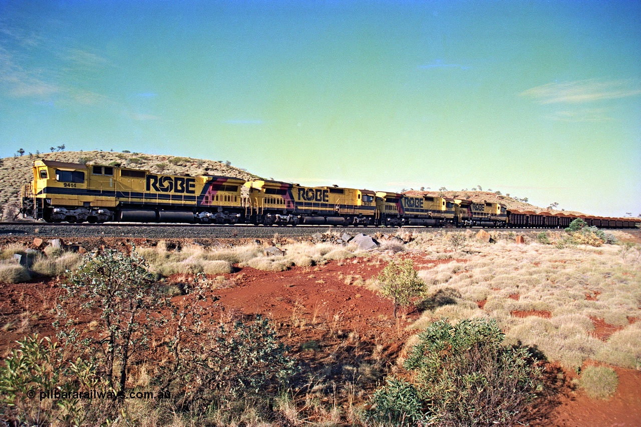 256-20
Maitland Siding, early morning loaded train waiting for a meet with an empty behind the quad CM40-8M working of 9414, 9420, 9410 and 9425. May 2002.
Keywords: 9414;Goninan;GE;CM40-8M;8206-11/91-124;rebuild;AE-Goodwin;ALCo;M636;G6060-5;