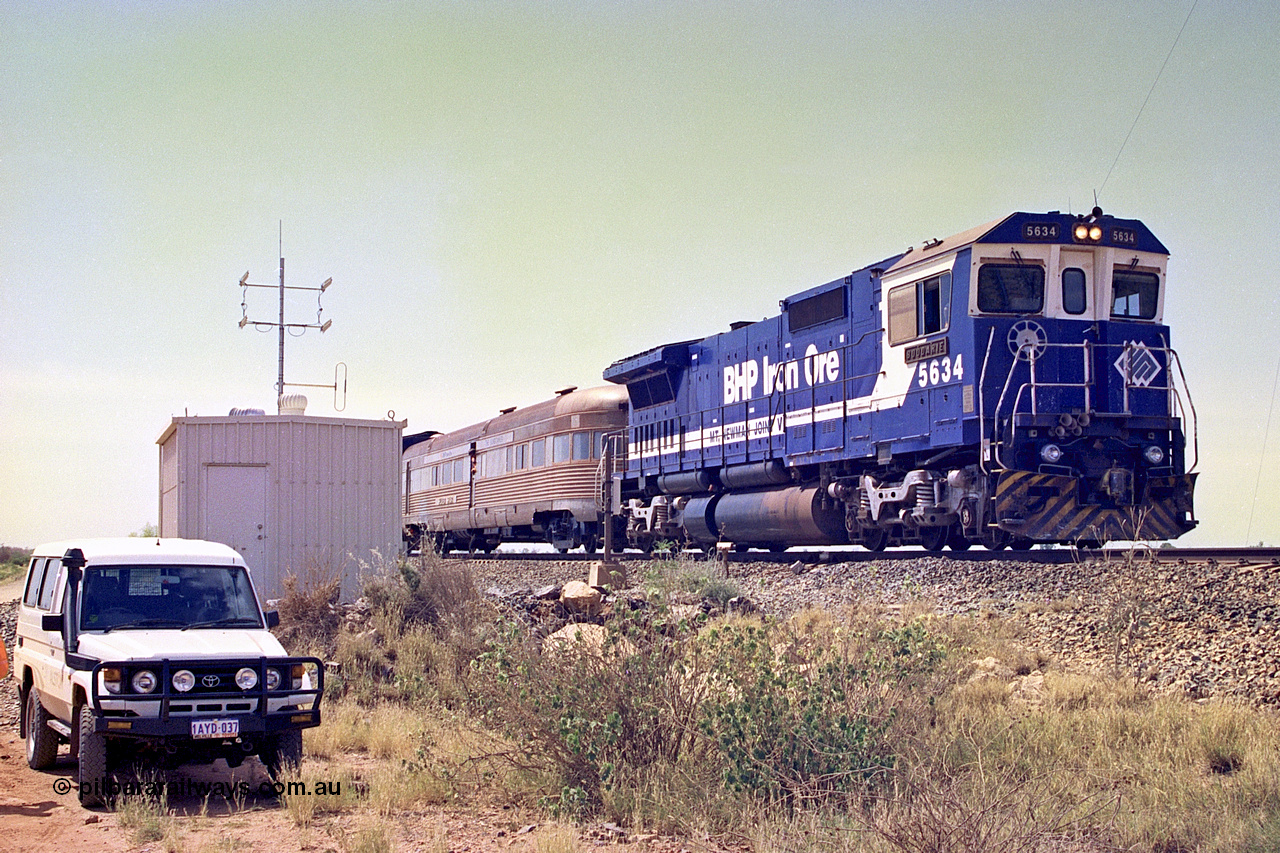 267-30
At the 39 km, Goninan rebuild CM40-8M unit 5634 'Boodarie' serial number 8151-07 / 91-120 stands with the Sundowner Special alongside the AEI reader at the 39 km detector site on the Newman mainline. This was a special for the 25 years of the Alstom / BHP service agreement. Friday 12th of April 2002.
Keywords: 5634;Goninan;GE;CM40-8M;8151-07/91-120;rebuild;AE-Goodwin;ALCo;C636;5457;G6027-1;