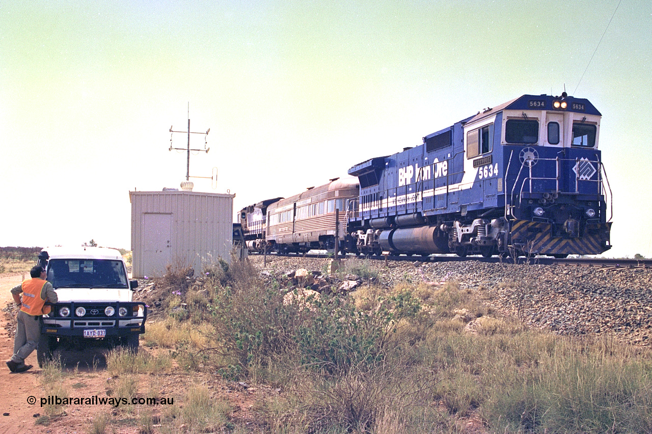 267-31
At the 39 km, Goninan rebuild CM40-8M unit 5634 'Boodarie' serial number 8151-07 / 91-120 stands with the Sundowner Special alongside the AEI reader at the 39 km detector site on the Newman mainline. This was a special for the 25 years of the Alstom / BHP service agreement. Friday 12th of April 2002.
Keywords: 5634;Goninan;GE;CM40-8M;8151-07/91-120;rebuild;AE-Goodwin;ALCo;C636;5457;G6027-1;