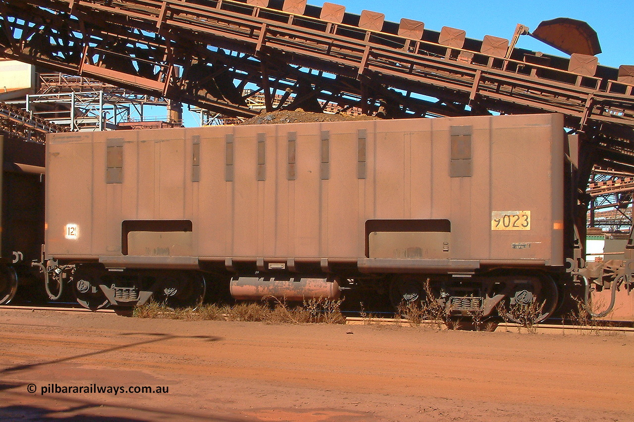 030712 143051
Nelson Point, empty BHP ore waggon 9023, originally built by Comeng in Mittagong NSW as a part of seven prototype ore waggons made from low carbon 301 stainless steel with an higher volume and aerodynamic flat sides and were bogieless with four independent radial wheel sets. Of the seven waggon, the first four had a flat floor and final three had a drop belly floor. The radial wheel sets were later replaced with conventional bogies. 12th of July 2003.
Keywords: 9023;Comeng-NSW;BHP-ore-waggon
