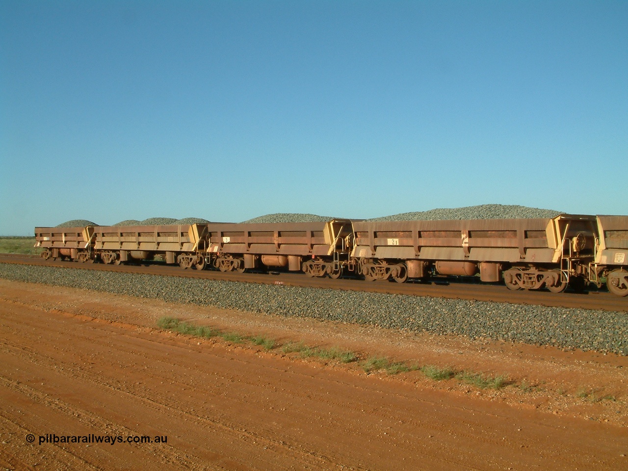 040408 170040
Bing Siding, Difco Ohio USA built side dump waggons, three short and one long all loaded with fines. In 1966 five short side dump waggons were originally built for Goldsworthy Mining, here we see no. 2, 3 and 1 on the rear and Mt Newman Mining long side dump waggon 701.
Keywords: Difco-Ohio-USA;GML;BHP-ballast-waggon;