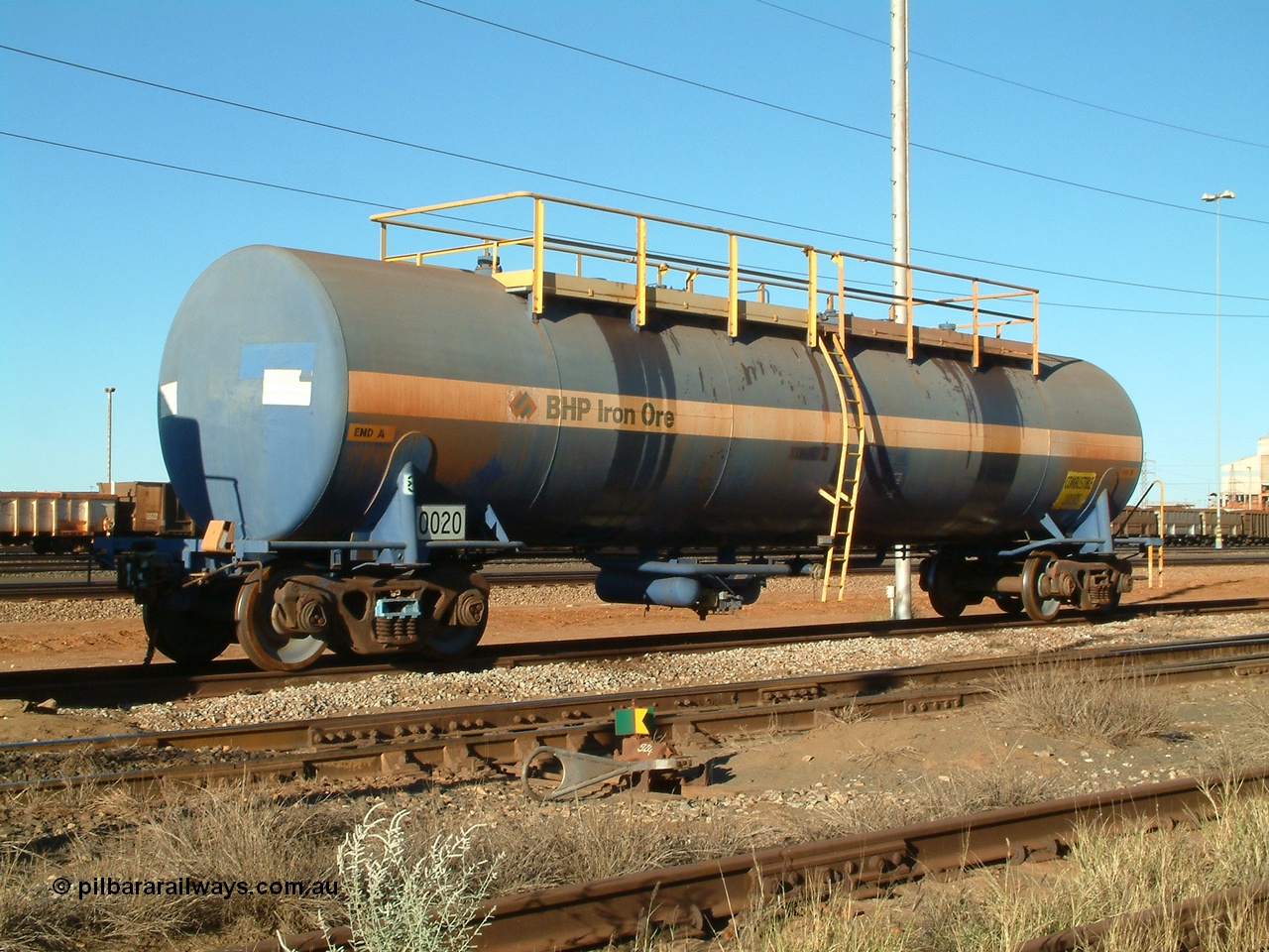 040627 080053
Nelson Point, fuel tank waggon 0020 82 kL capacity, built by Comeng NSW for BP as RTD 2, last of two such tanks, used on Mt Newman line, unsure when converted to 0020.
Keywords: Comeng-NSW;BP-Oil;RTC2;BHP-tank-waggon;