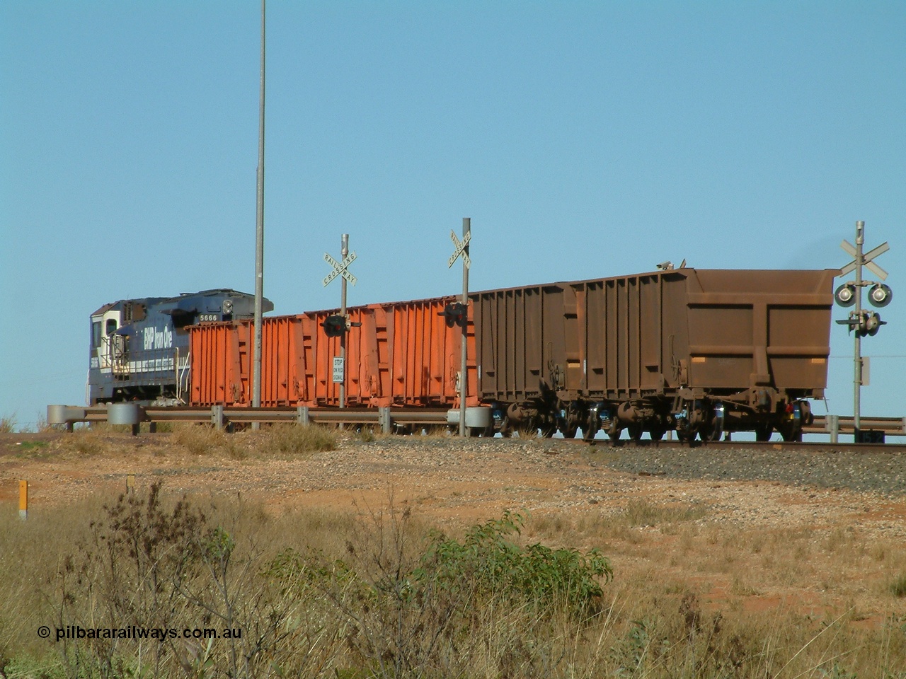 040806 091930
Goldsworthy Junction, 5666 runs the weighbridge test train with the four orange weighbridge test waggons and two ore waggons to provide braking.

