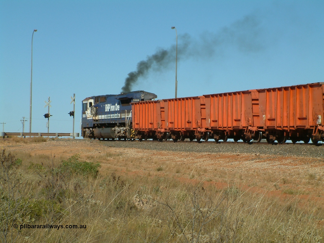 040806 092042
Goldsworthy Junction, 5666 runs the weighbridge test train with the four orange weighbridge test waggons and two ore waggons to provide braking.
