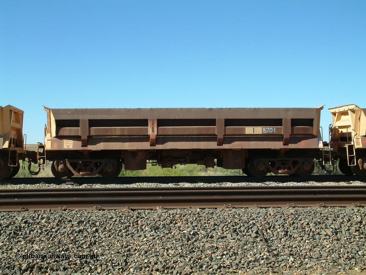 040810 144947
Shaw Siding backtrack, Difco Ohio USA 1967 build short side dump waggon 8701, originally built for Goldsworthy Mining as no. 1, renumbered by Mt Newman as 8701, one five waggons built for Goldsworthy Mining.
Keywords: Difco-Ohio-USA;GML;BHP-ballast-waggon;