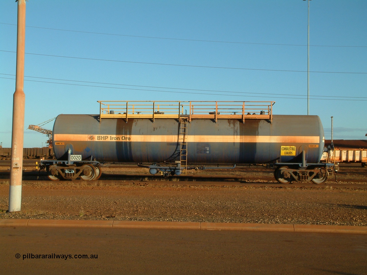 040815 171246
Nelson Point, side view of fuel tank waggon 0020, 82 kilolitre capacity built by Comeng NSW for BP as RTC 2, used by Mt Newman Mining, unsure when converted to 0020.
Keywords: Comeng-NSW;BP-Oil;RTC2;BHP-tank-waggon;
