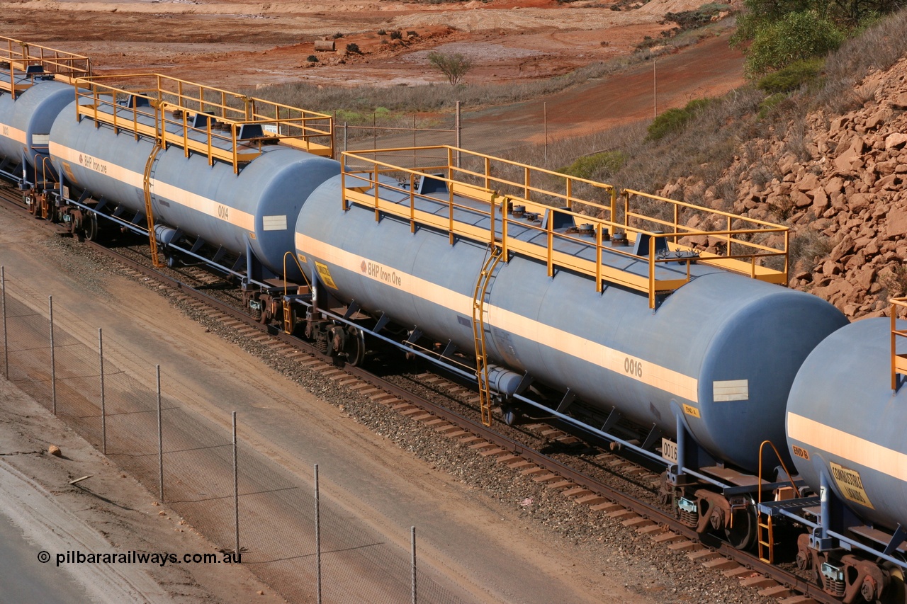 050315 0238
Redbank Bridge, elevated view of empty 116 kL fuel tanks all built by Comeng in both NSW and WA, 0016 and 0014 and others in the BHP blue and white livery.
Keywords: Comeng-WA;BHP-tank-waggon;