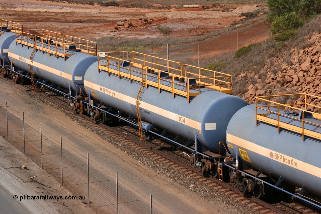 050315 0239
Redbank Bridge, elevated view of empty 116 kL fuel tanks all built by Comeng in both NSW and WA, 0014 and 0013 and others in the BHP blue and white livery.
Keywords: Comeng-WA;BHP-tank-waggon;