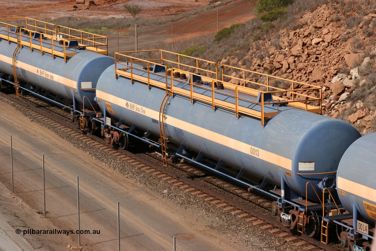 050315 0240
Redbank Bridge, elevated view of empty 116 kL fuel tanks all built by Comeng in both NSW and WA, 0013 and others in the BHP blue and white livery.
Keywords: Comeng-WA;BHP-tank-waggon;