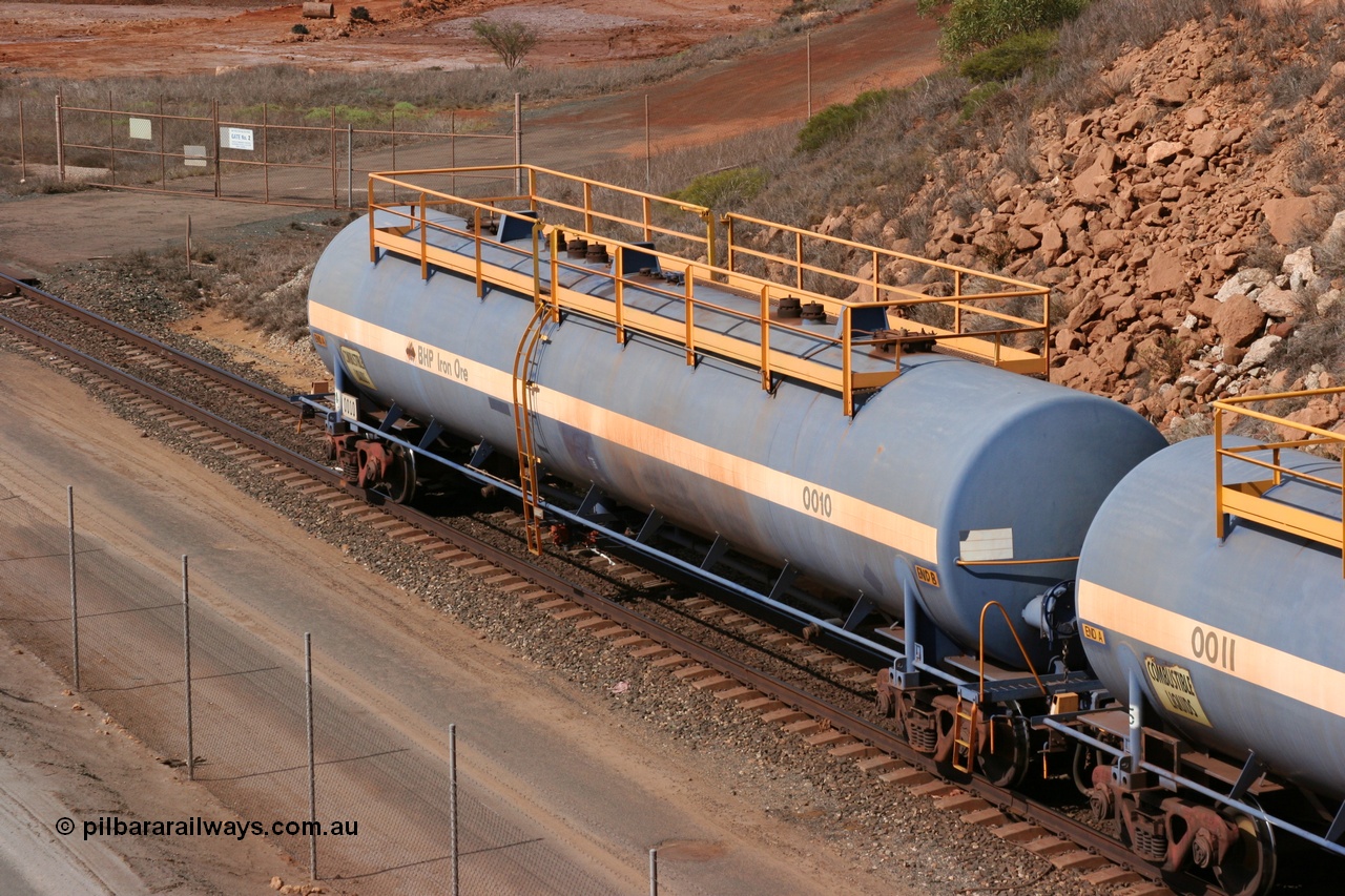 050315 0242
Redbank Bridge, elevated view of empty 116 kL fuel tanks all built by Comeng in both NSW and WA, 0010 and others in the BHP blue and white livery.
Keywords: Comeng-WA;BHP-tank-waggon;