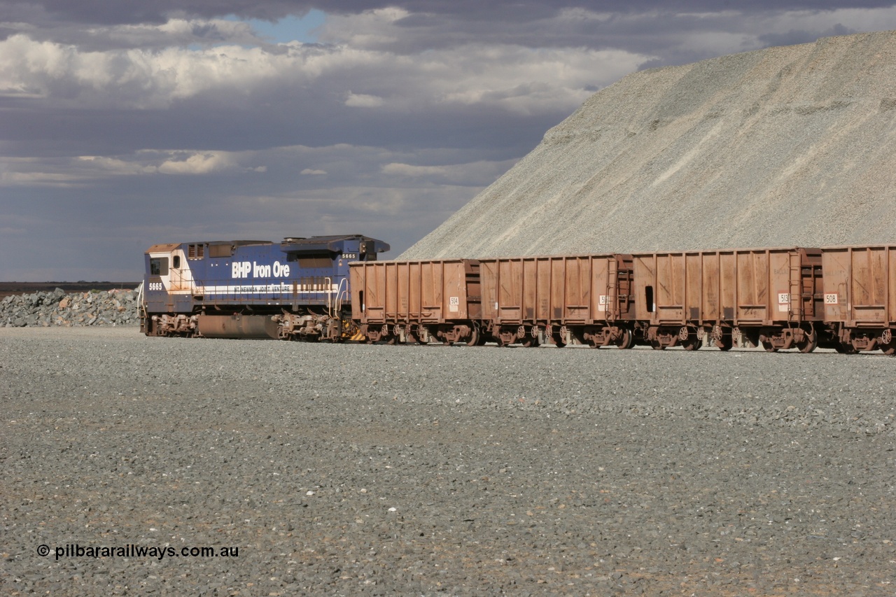 050412 0735
Quarry 8, Shaw Siding area. A dash 8 locomotive on the point of an empty ballast waggon rake awaiting loading, waggons are modified Magor USA built ore waggons from the Oroville Dam construction.
Keywords: Magor-USA;BHP-ballast-waggon;