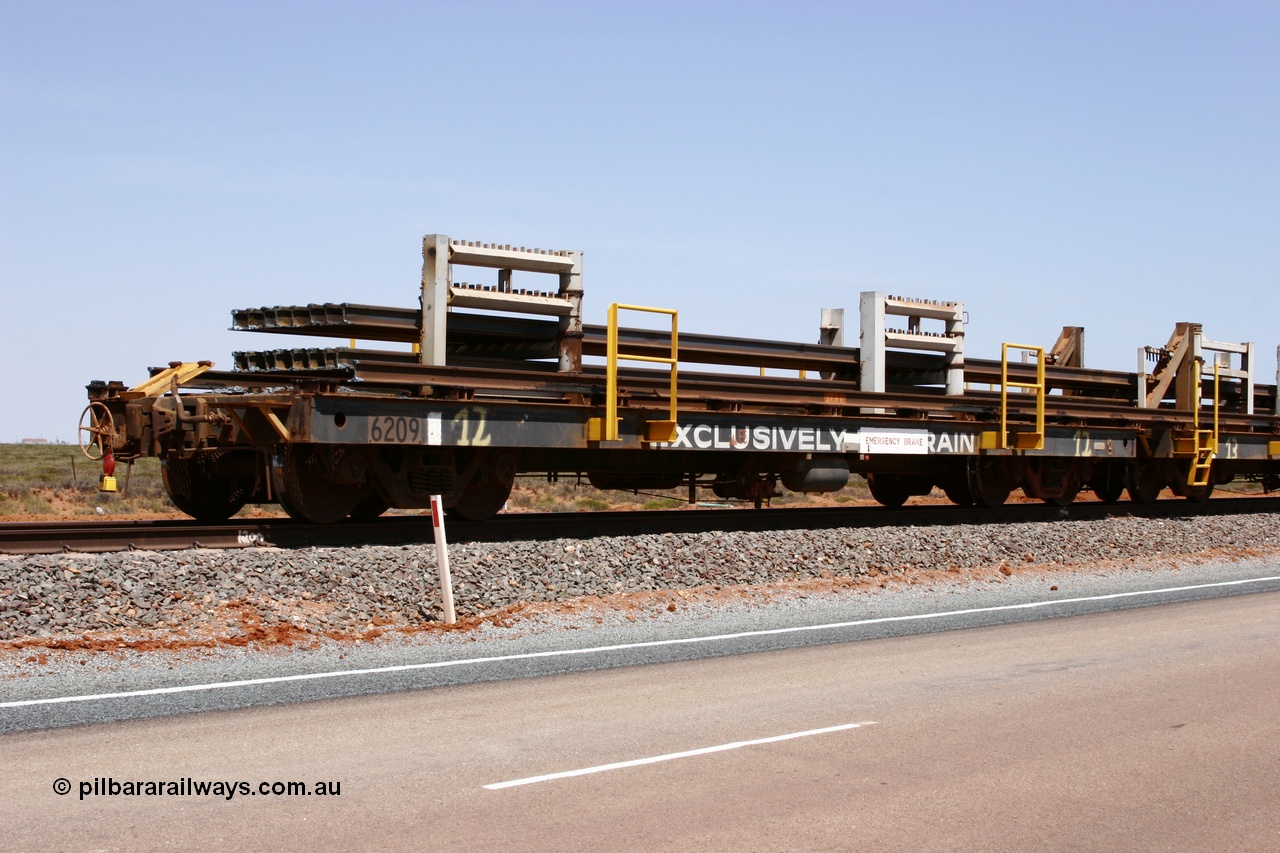 051001 5685
Boodarie, the Steel Train or rail recovery and transport train, flat waggon #12, 6209, a Comeng WA built flat waggon from January 1977 under order no. 07-M-282 RY.
Keywords: Comeng-WA;BHP-rail-train;