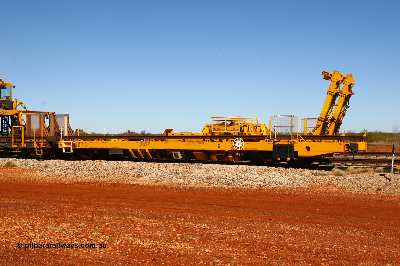 080621 2725
Gillman Siding, new Lead-Off Lead-On waggon STTR class STTR 6214 on the end of the Steel Train or rail recovery and transport train, built by Gemco Rail WA, the chutes can be seen standing up with the squeeze rollers behind the mesh.
Keywords: Gemco-Rail-WA;BHP-rail-train;STTR-type;STTR6214;