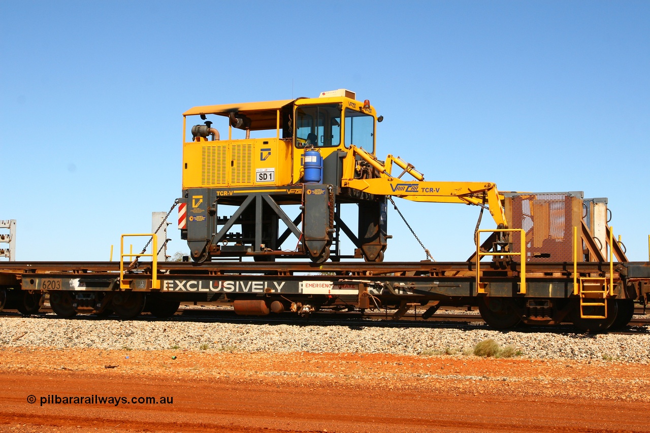 080621 2727
Gillman Siding, rail recovery and transport train flat waggon #1, rear lead off waggon 6203, built by Comeng WA in January 1977. The straddle crane is a newish unit built by Vaia Car model no. TCR-V and the four wheels are chain driven, replacing the original Gemco hydraulic unit.
Keywords: Comeng-WA;BHP-rail-train;