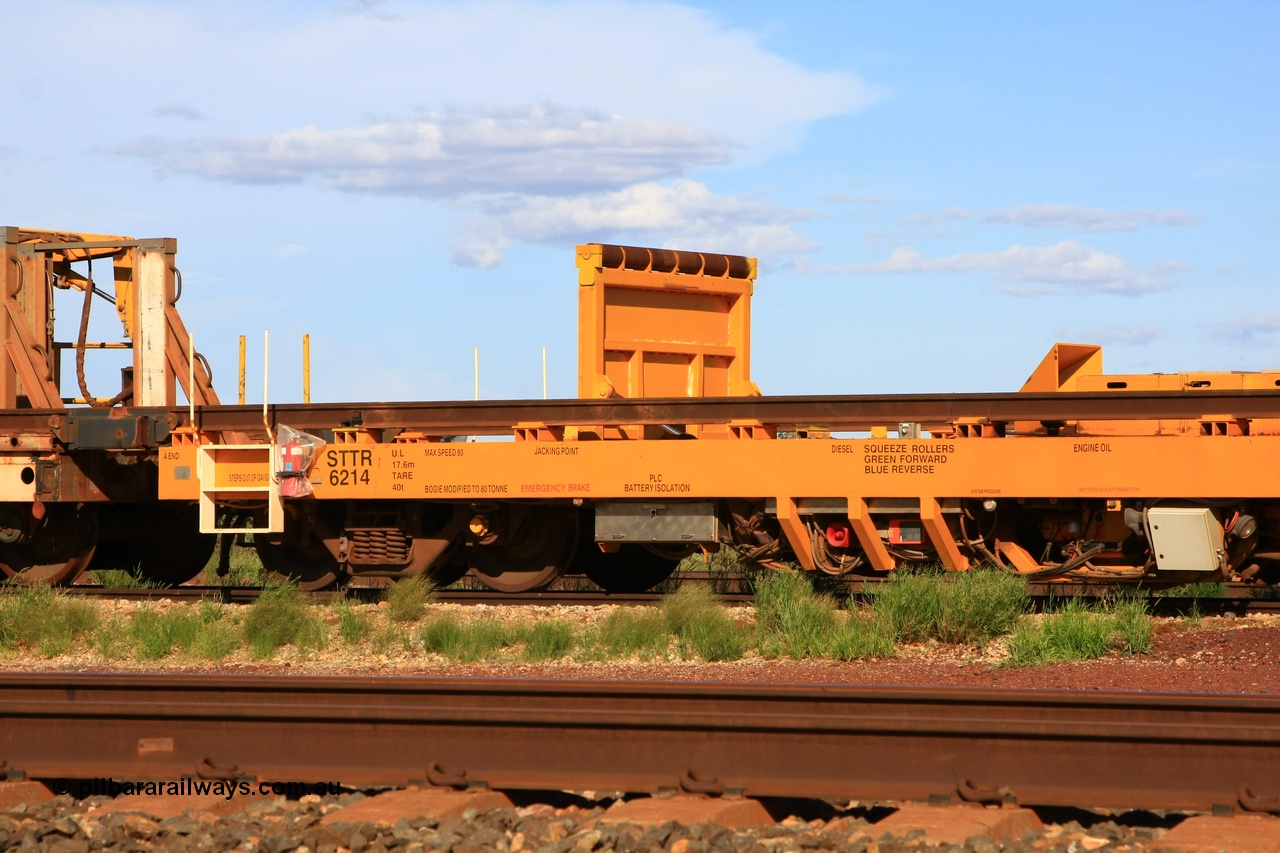 110208 9433
Flash Butt yard, new Lead-Off Lead-On waggon STTR class STTR 6214 on the end of the Steel Train or rail recovery and transport train, built by Gemco Rail WA, the height adjustable lead roller guide is upright.
Keywords: Gemco-Rail-WA;BHP-rail-train;STTR-type;STTR6214;