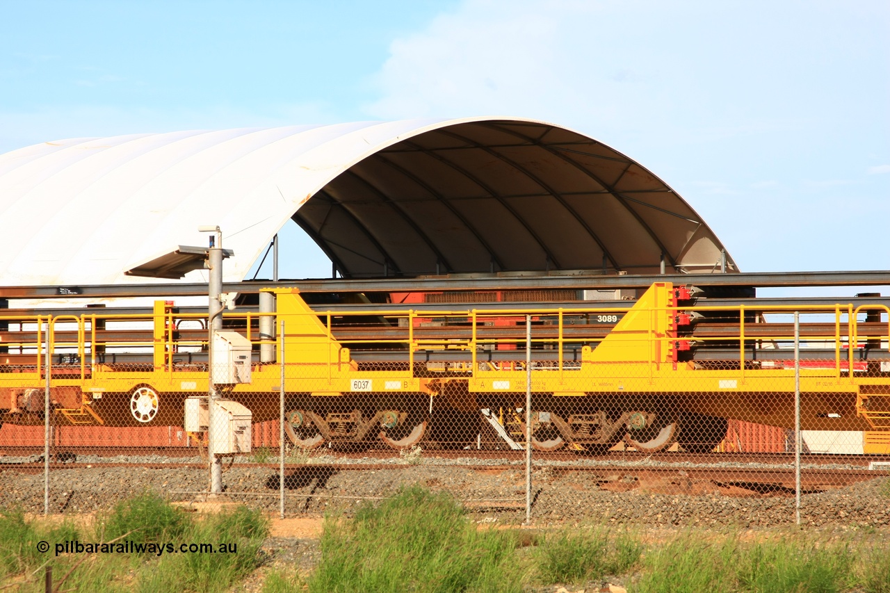 110208 9442
Flash Butt yard, new rail stock carrier waggon 6037 loaded with strings of rail, built by Gemco Rail in late 2009-10 with Barber bogies.
Keywords: BHP-rail-train;Gemco-Rail-WA;