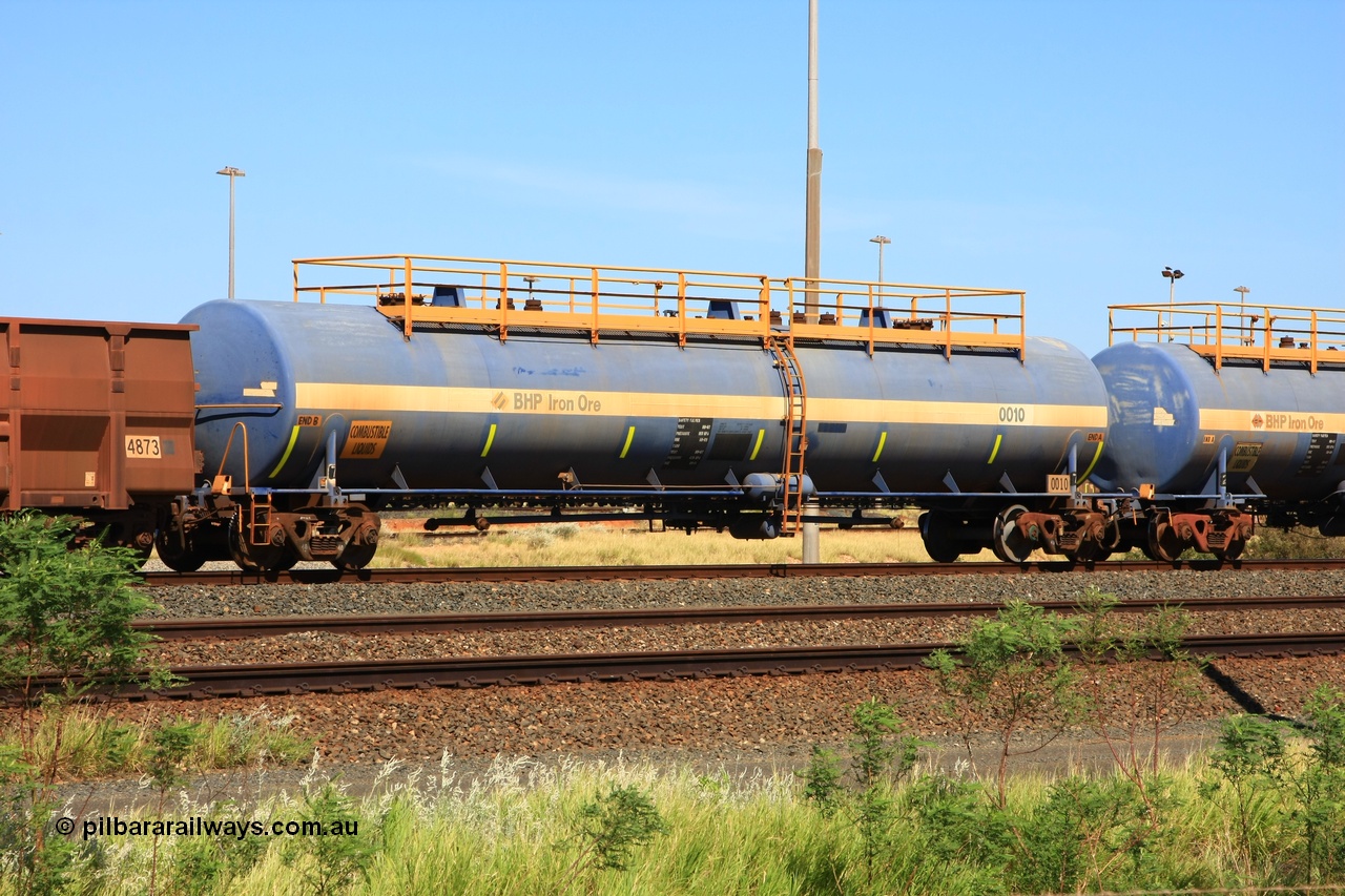 110411 09977
Nelson Point, empty 116 kL Comeng NSW built tank waggon 0010 from 1972, one of three such tank waggons.
Keywords: Comeng-NSW;BHP-tank-waggon;