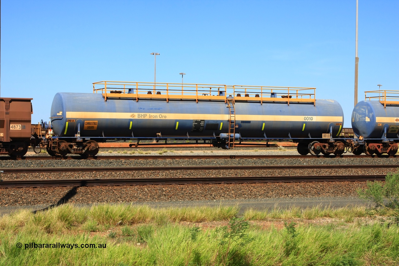 110411 09978
Nelson Point, empty 116 kL Comeng NSW built tank waggon 0010 from 1972, one of three such tank waggons.
Keywords: Comeng-NSW;BHP-tank-waggon;