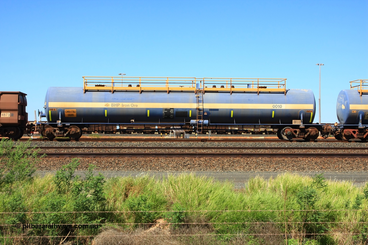 110411 09980
Nelson Point, empty 116 kL Comeng NSW built tank waggon 0010 from 1972, one of three such tank waggons.
Keywords: Comeng-NSW;BHP-tank-waggon;