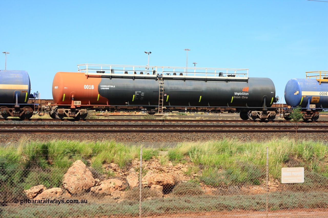 110411 09998
Nelson Point, empty 116 kL Comeng WA built tank waggon 0018 from 1974-5, one of six such tank waggons, wearing the BHP Billiton Earth livery.
Keywords: Comeng-WA;BHP-tank-waggon;