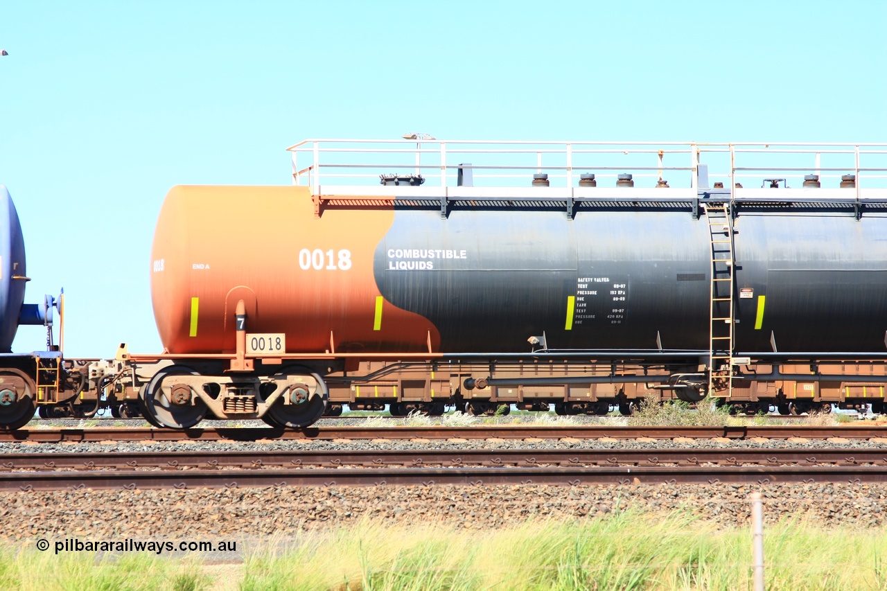110411 09999
Nelson Point, empty 116 kL Comeng WA built tank waggon 0018 from 1974-5, one of six such tank waggons, wearing the BHP Billiton Earth livery.
Keywords: Comeng-WA;BHP-tank-waggon;