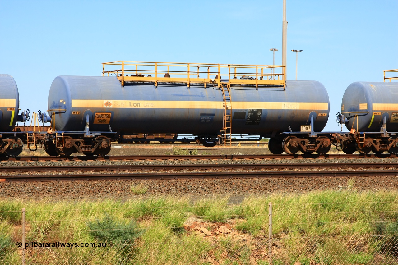 110411 10003
Nelson Point, empty 82 kL Comeng NSW built tank waggon 0007 one of six such tank waggons built in 1970-71.
Keywords: Comeng-NSW;BHP-tank-waggon;