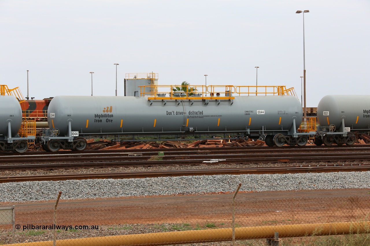 150523 8217
Nelson Point, empty 116 kL CNR-QRRS of China built tank waggon 0044, one of a second batch delivered in 2015 with safety slogan 'Don't drive distracted'.
Keywords: CNR-QRRS-China;BHP-tank-waggon;